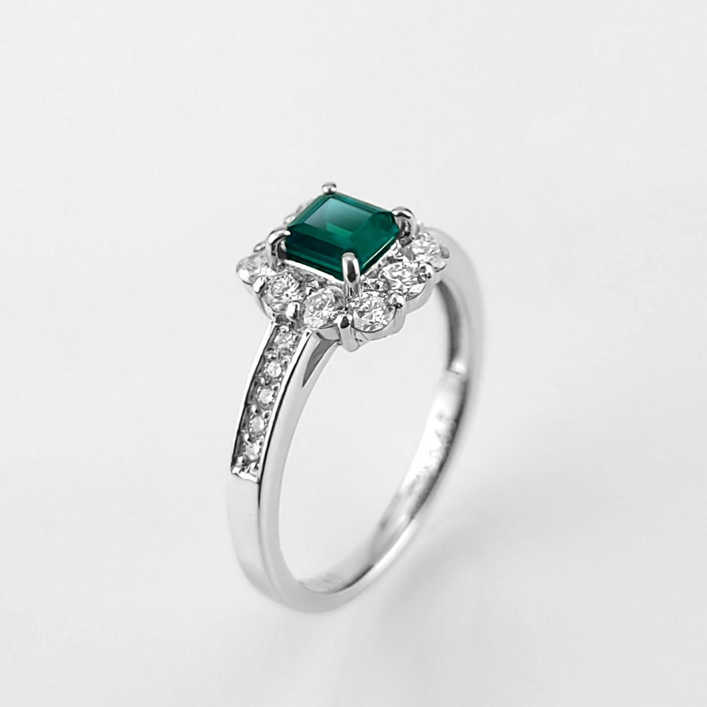 コロンビア産エメラルド0.48ctプラチナリングダイヤ0.47ct付(中央宝石研究所宝石鑑別書付)