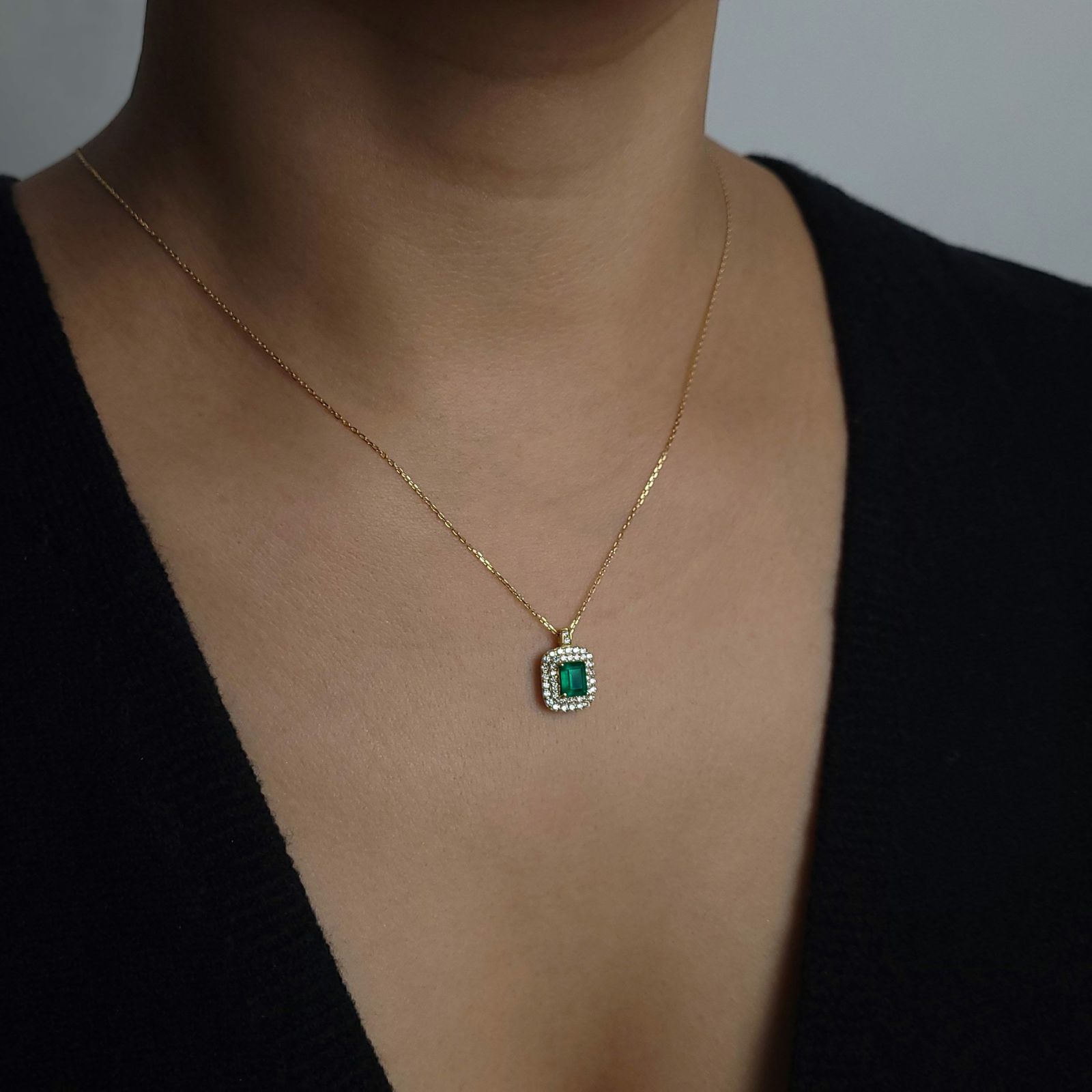 コロンビア産エメラルド0.59ctK18ゴールドネックレスダイヤ0.34ct付(中央宝石研究所宝石鑑別書付)