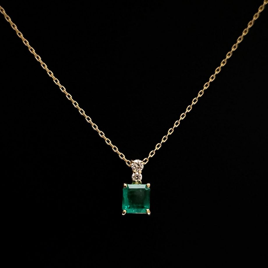 コロンビア産エメラルド0.53ctK18ゴールドネックレスダイヤ0.07ct付(中央宝石研究所宝石鑑別書付)