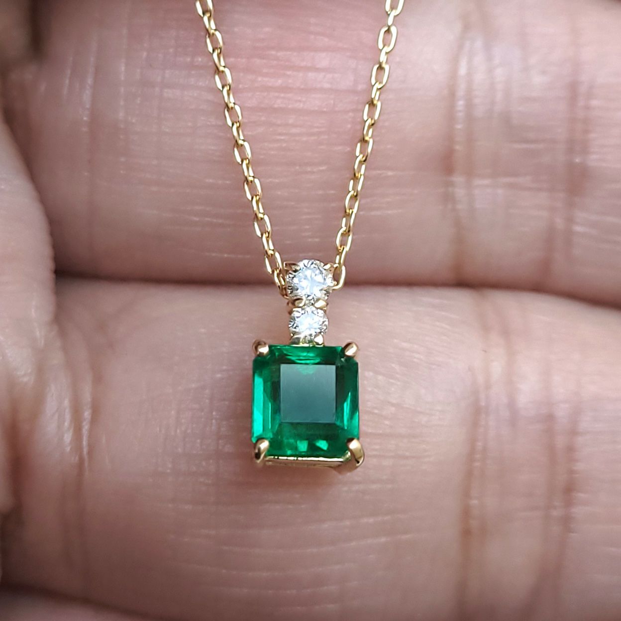 コロンビア産エメラルド0.53ctK18ゴールドネックレスダイヤ0.07ct付(中央宝石研究所宝石鑑別書付)