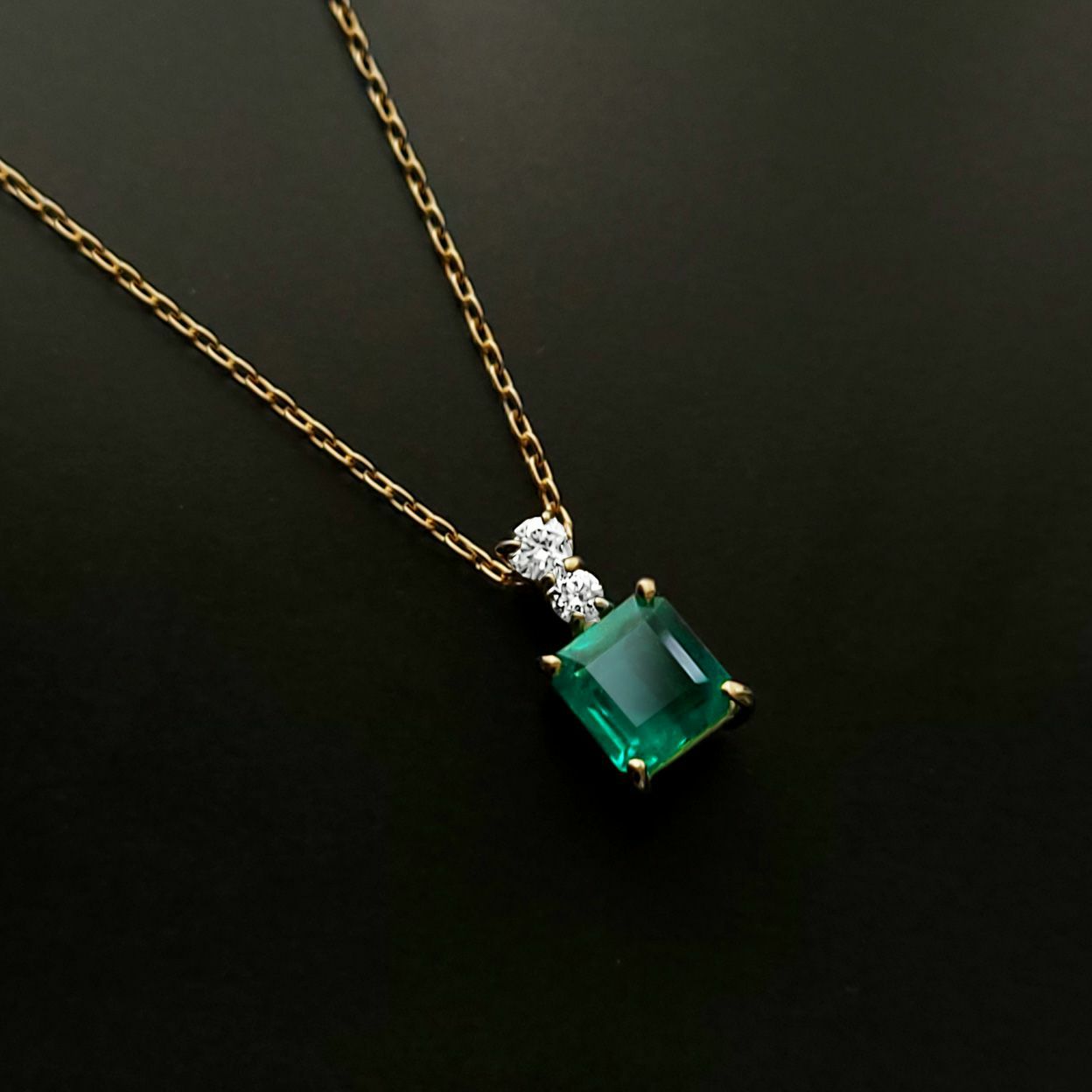 コロンビア産エメラルド0.53ctK18ゴールドネックレスダイヤ0.07ct付(中央宝石研究所宝石鑑別書付)