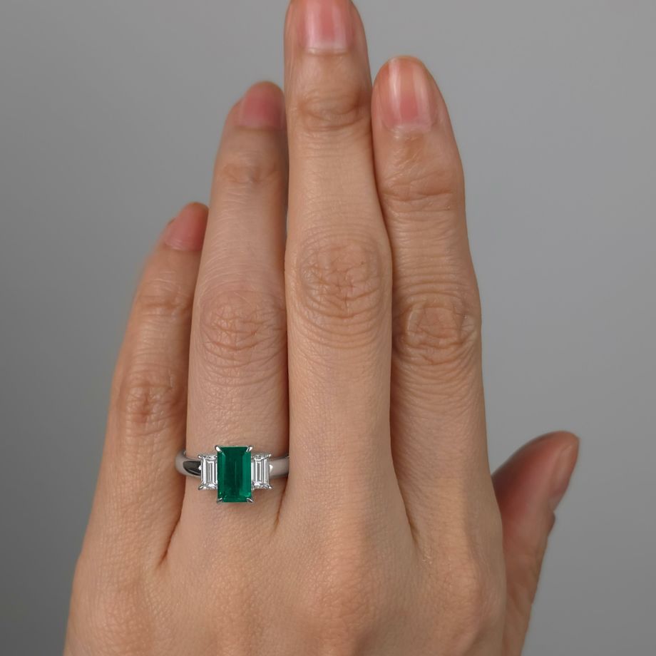 コロンビア産エメラルド1.48ctプラチナリングダイヤ0.64ct付(GRS宝石鑑別書付)