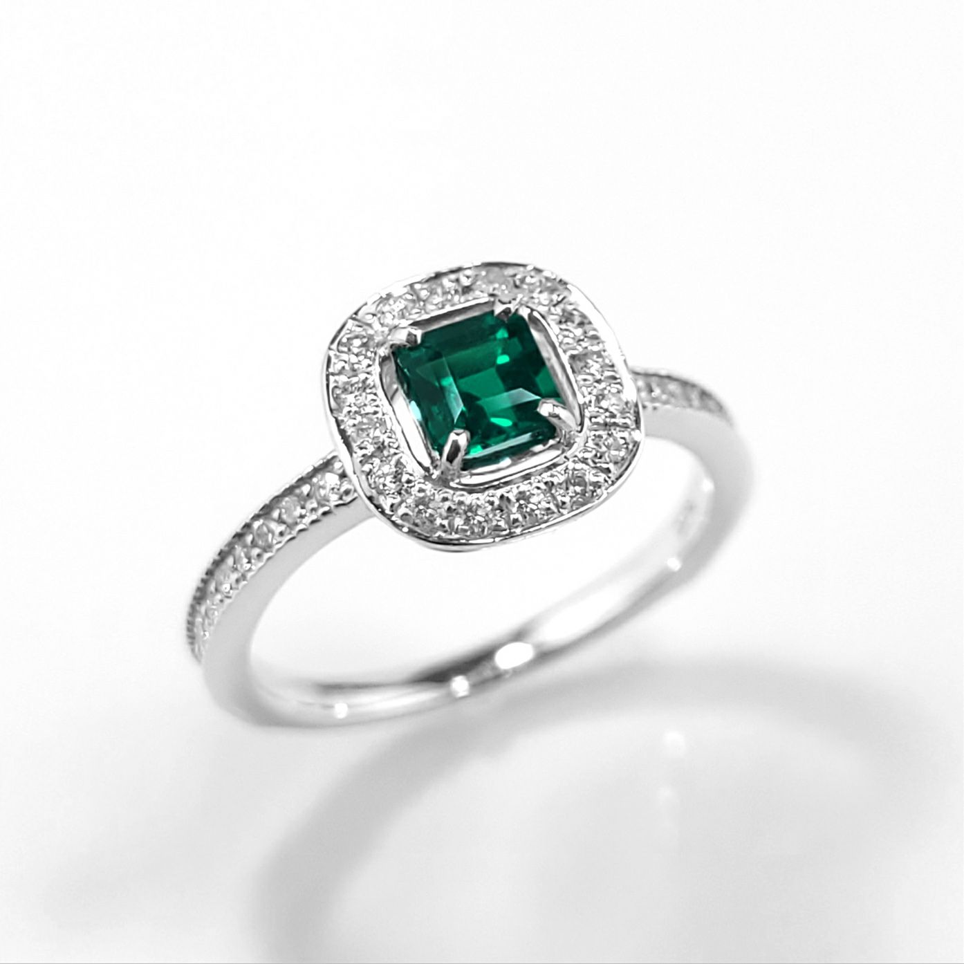 エメラルド0.37ctプラチナリングダイヤ0.26ct付(中央宝石研究所鑑別書付)