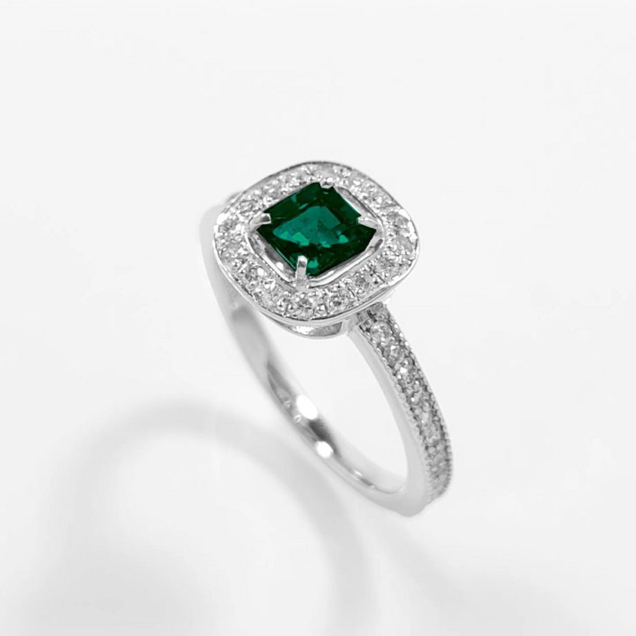エメラルド0.37ctプラチナリングダイヤ0.26ct付(中央宝石研究所鑑別書付)