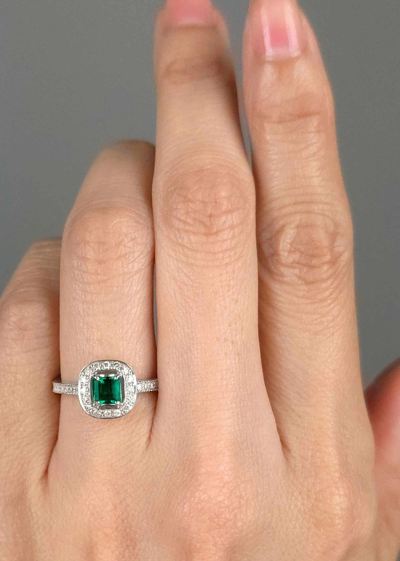 エメラルド0.37ctプラチナリングダイヤ0.26ct付(中央宝石研究所鑑別書付)