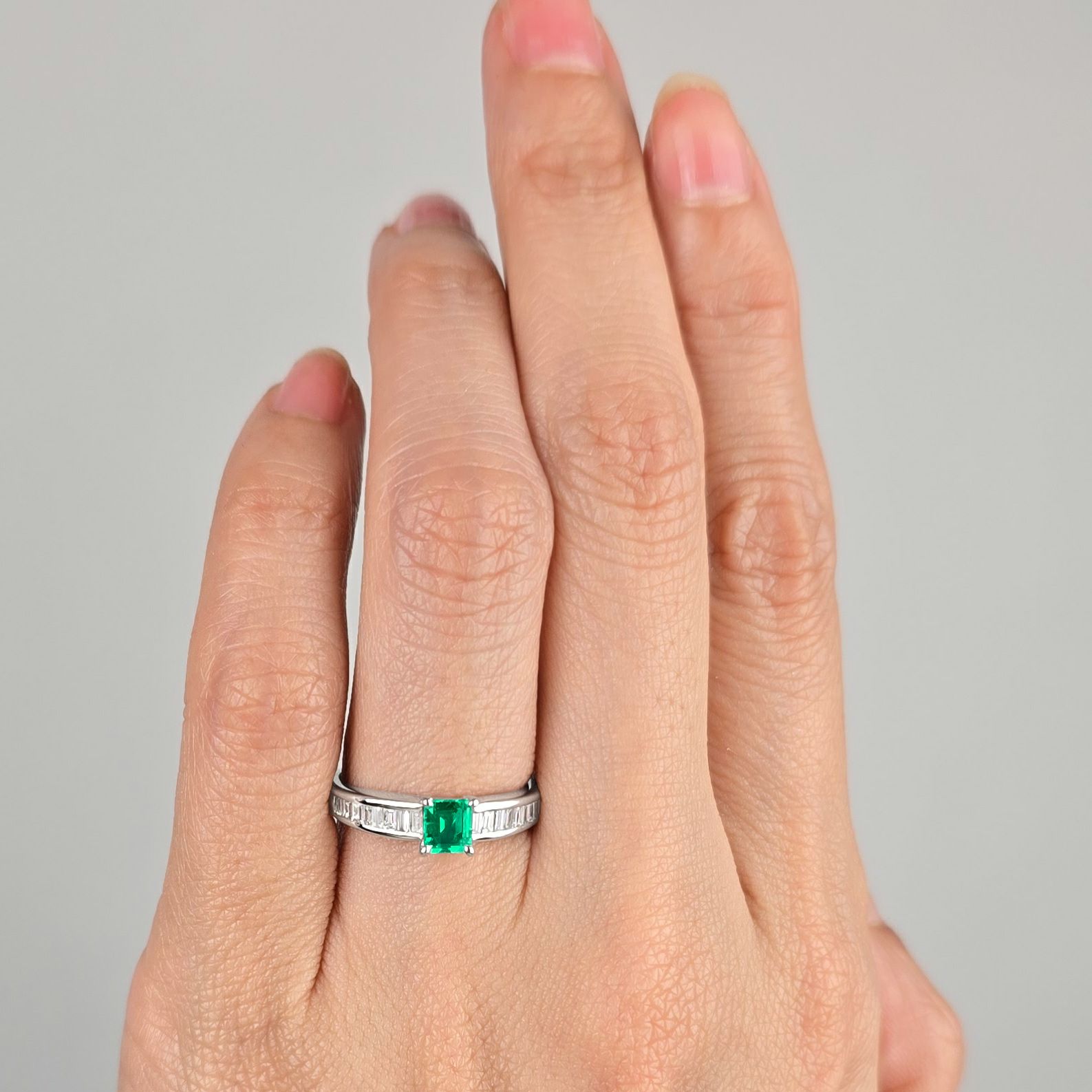 コロンビア産無処理エメラルド(ノンオイル)0.37ctプラチナリングダイヤ0.27cy付(GIA宝石鑑別書付)