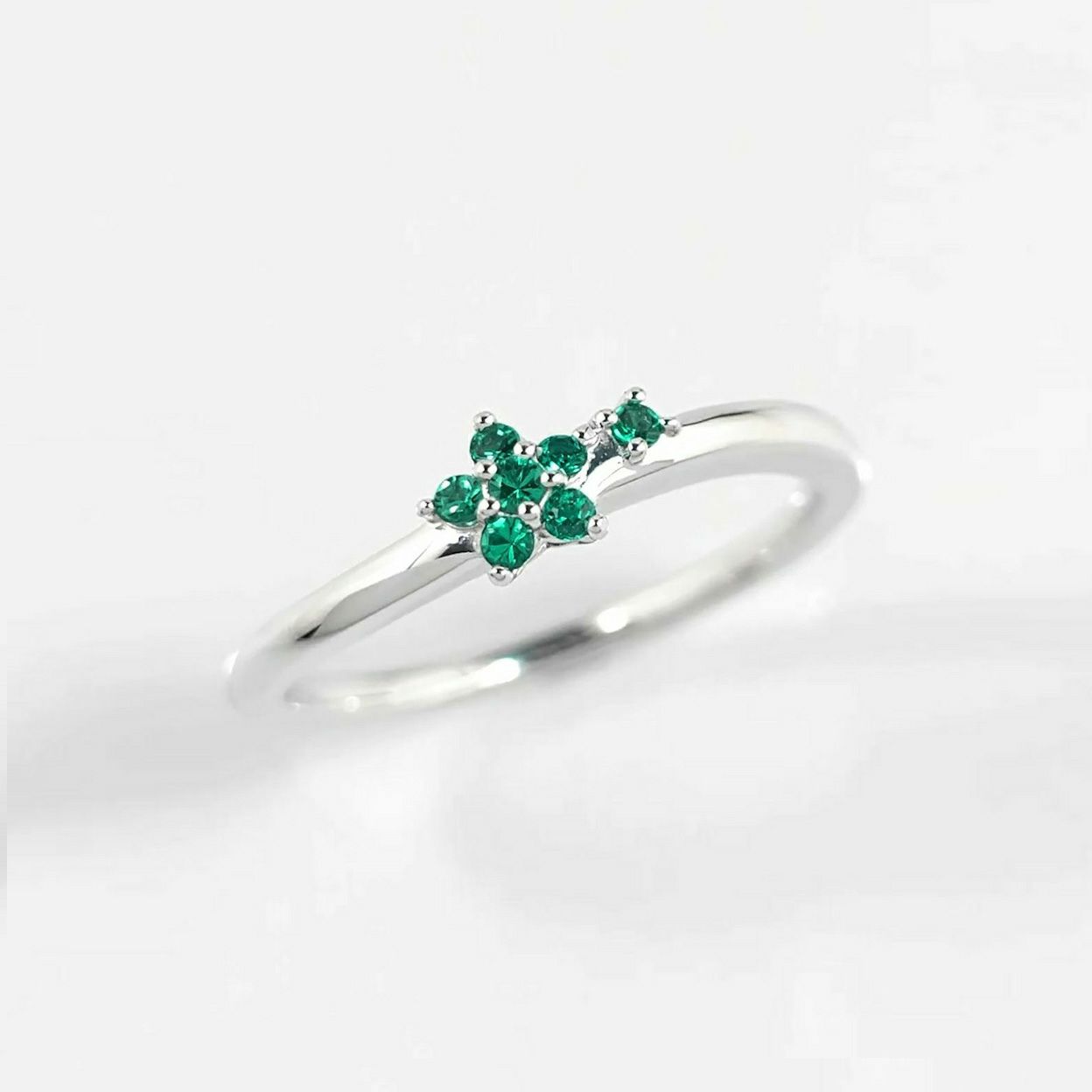 コロンビア産エメラルドスタープラチナリング【STAR Flower】