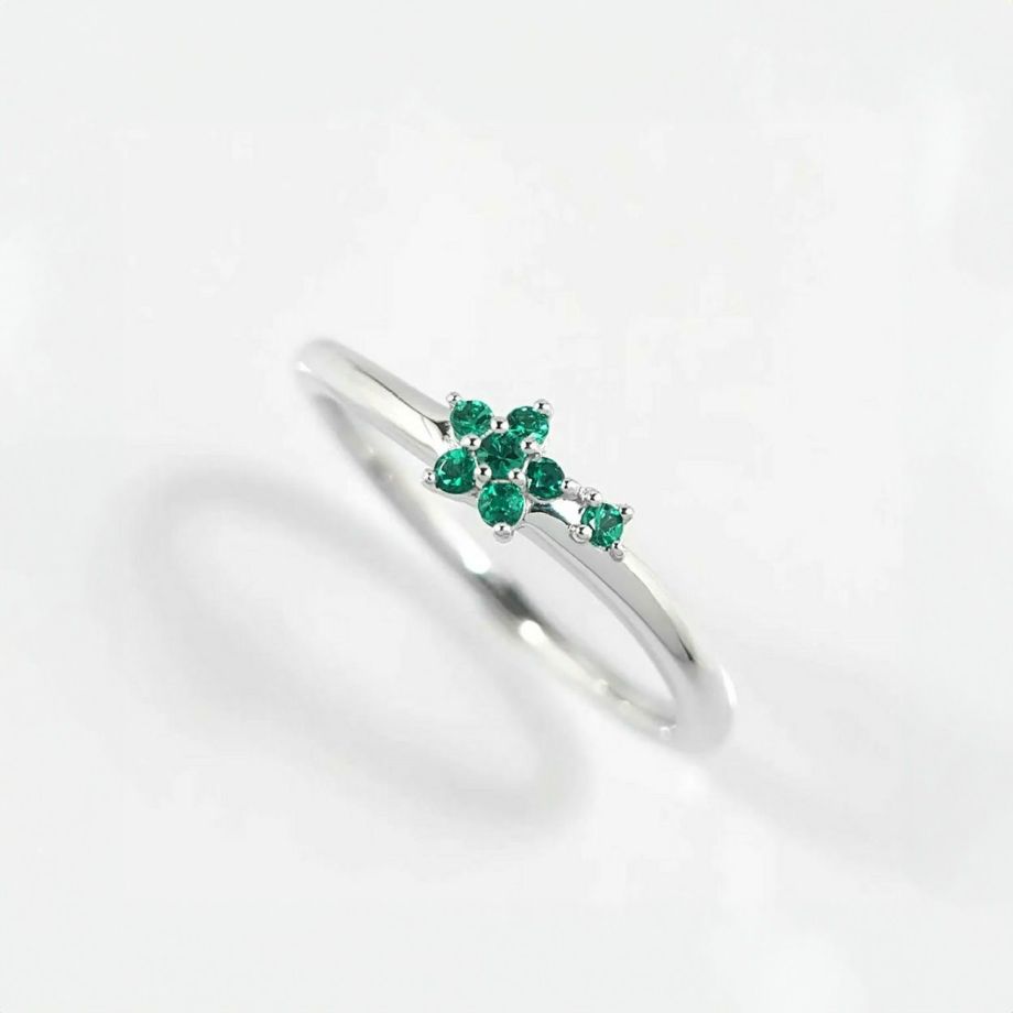 コロンビア産エメラルドスタープラチナリング【STAR Flower】