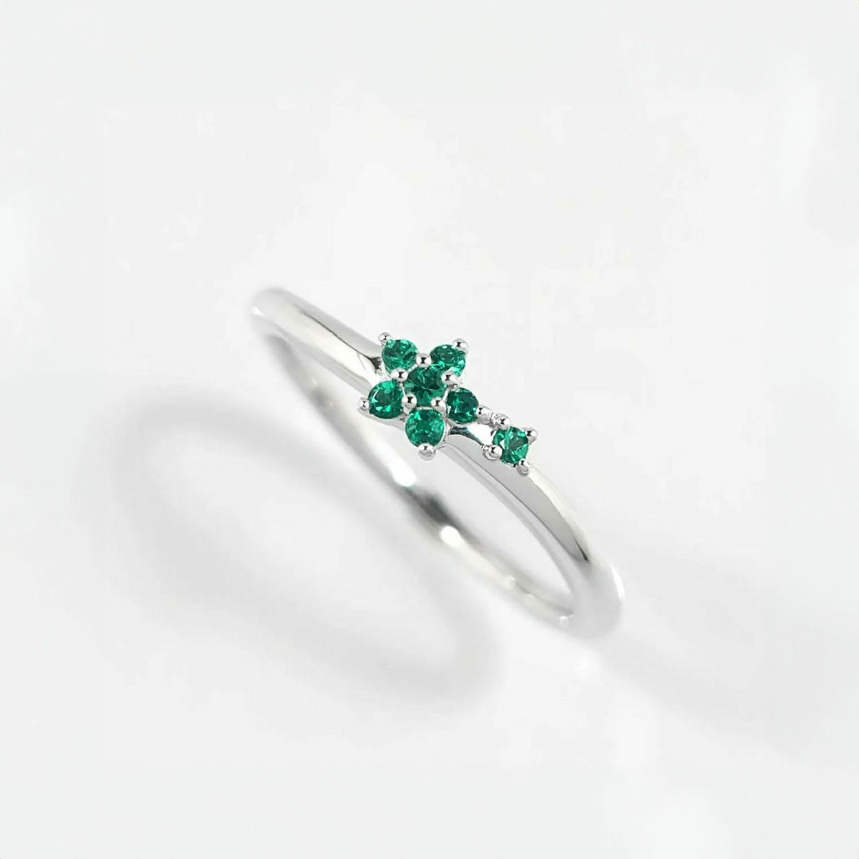 コロンビア産エメラルドスタープラチナリング【STAR Flower】