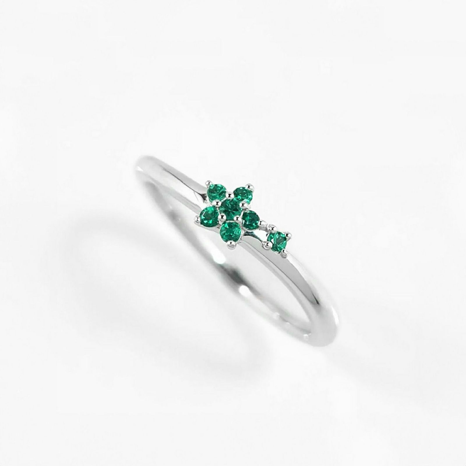 コロンビア産エメラルドスタープラチナリング【STAR Flower】