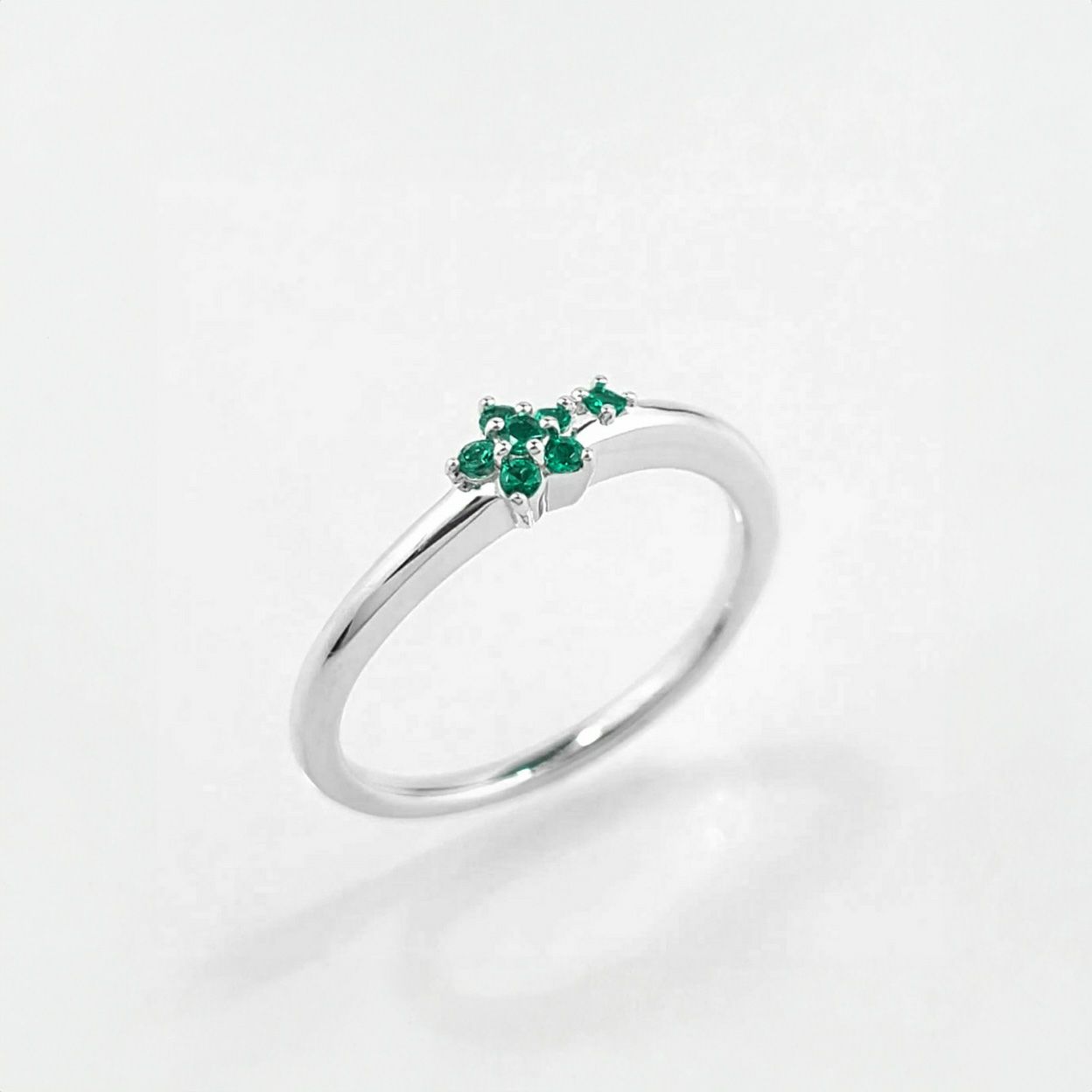 コロンビア産エメラルドスタープラチナリング【STAR Flower】