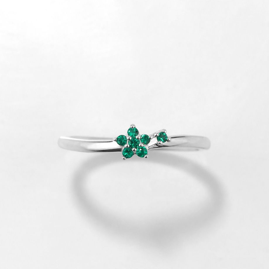 コロンビア産エメラルドスタープラチナリング【STAR Flower】