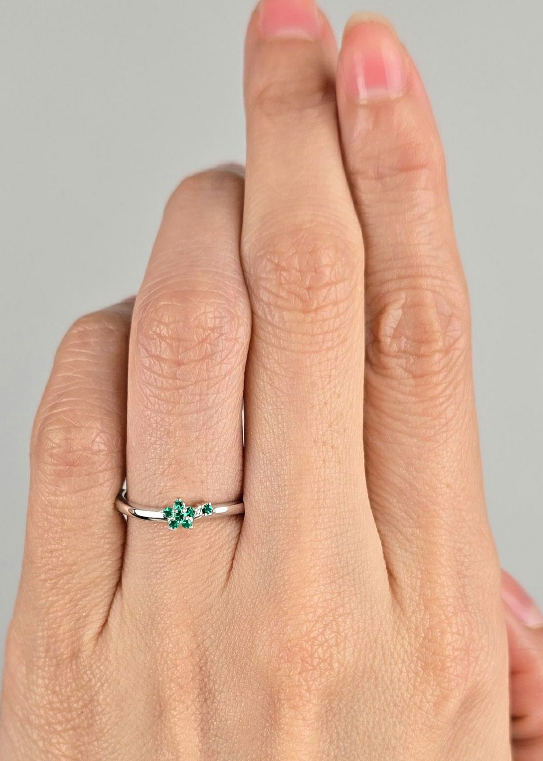 コロンビア産エメラルドスタープラチナリング【STAR Flower】