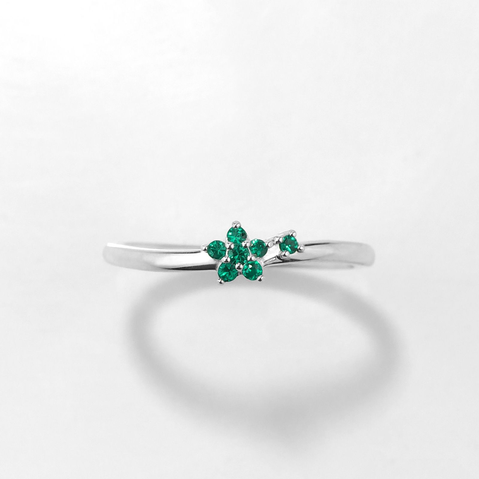 コロンビア産エメラルドスタープラチナリング【STAR Flower】