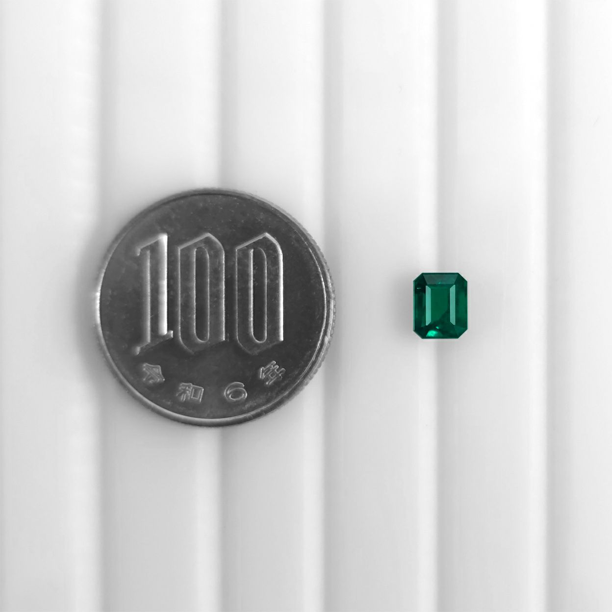 コロンビア産ムゾー鉱山無処理エメラルド(ノンオイル)0.85ct(GRS宝石鑑別書付)