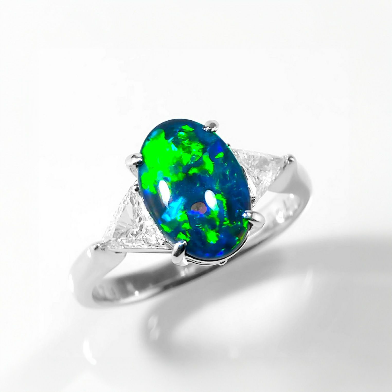 ブラックオパール1.70ctプラチナリングダイヤ0.40ct付(宝石鑑別書付)