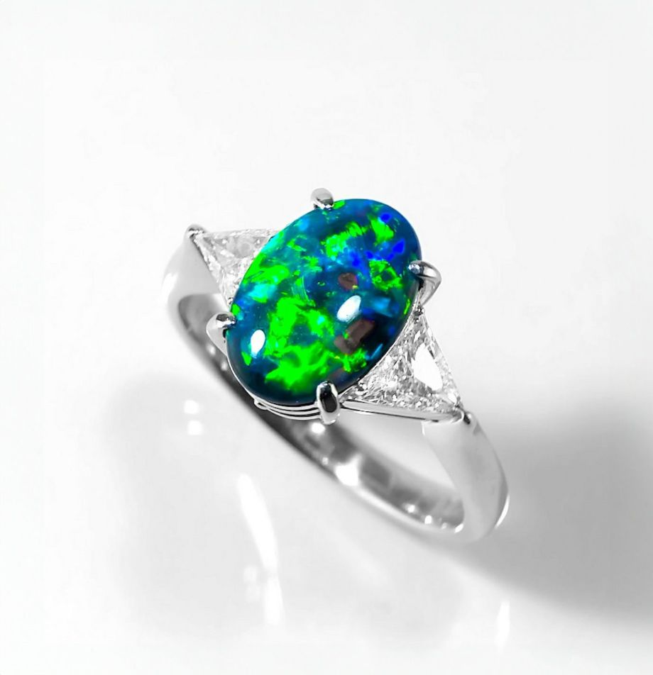 ブラックオパール1.70ctプラチナリングダイヤ0.40ct付(宝石鑑別書付)