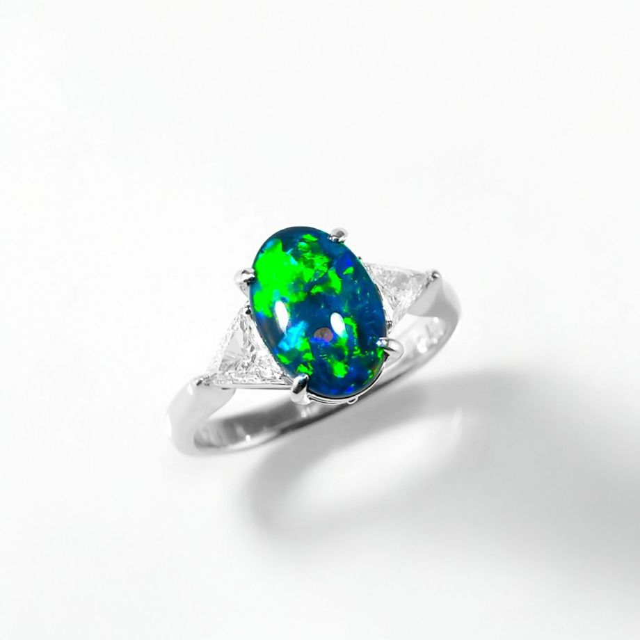 ブラックオパール1.70ctプラチナリングダイヤ0.40ct付(宝石鑑別書付)