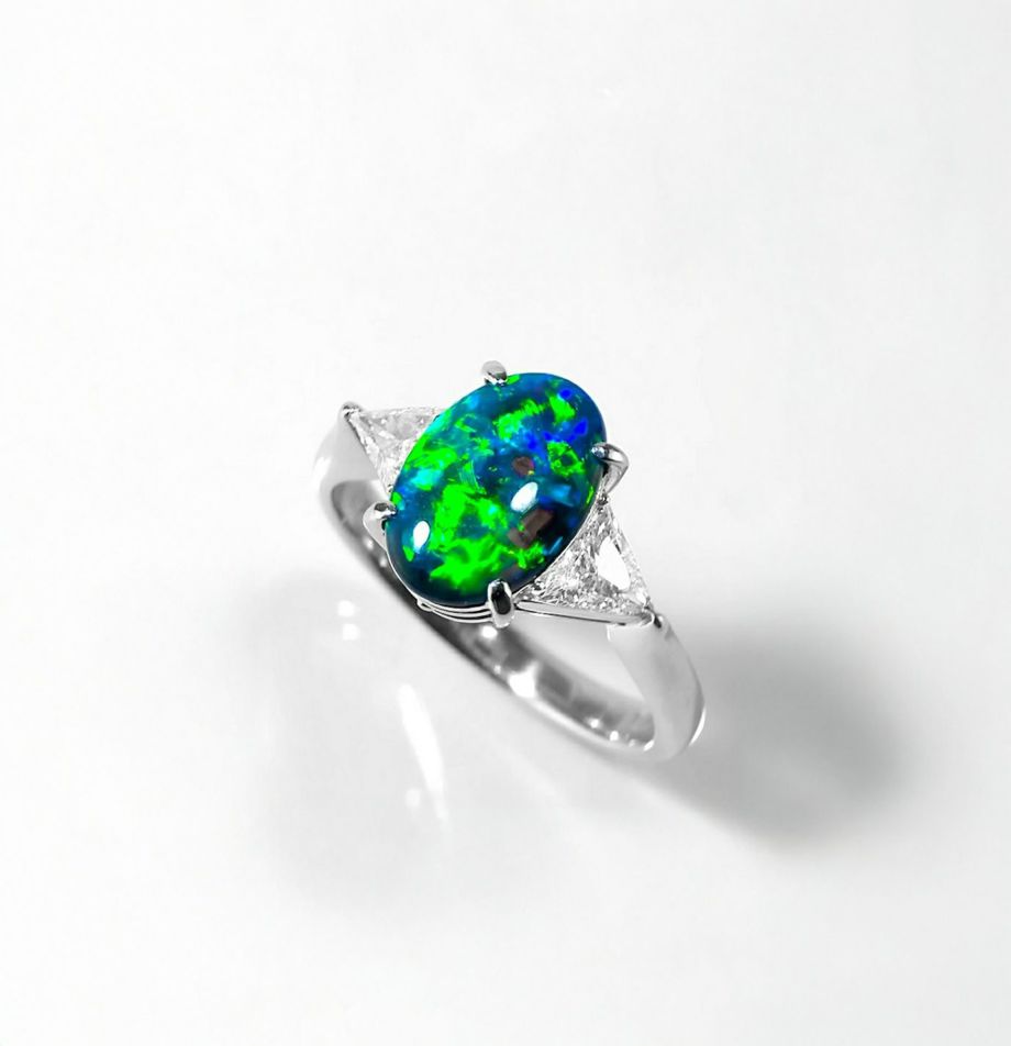 ブラックオパール1.70ctプラチナリングダイヤ0.40ct付(宝石鑑別書付)