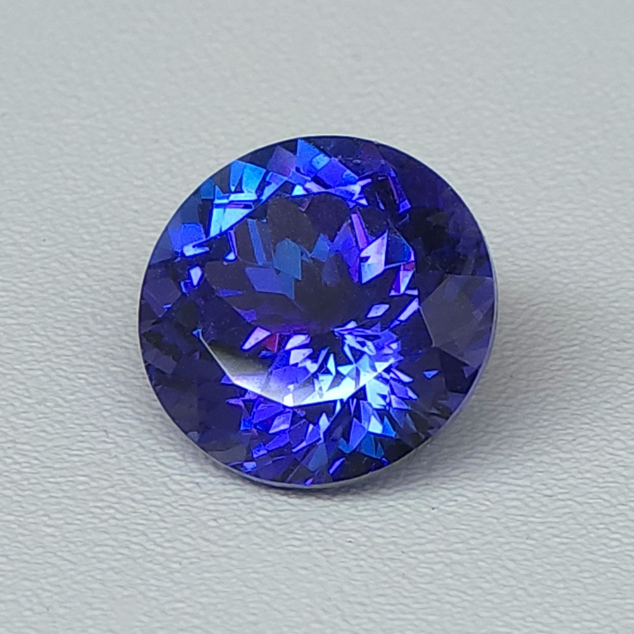 タンザナイト6.37ct(GIA宝石鑑別書付)
