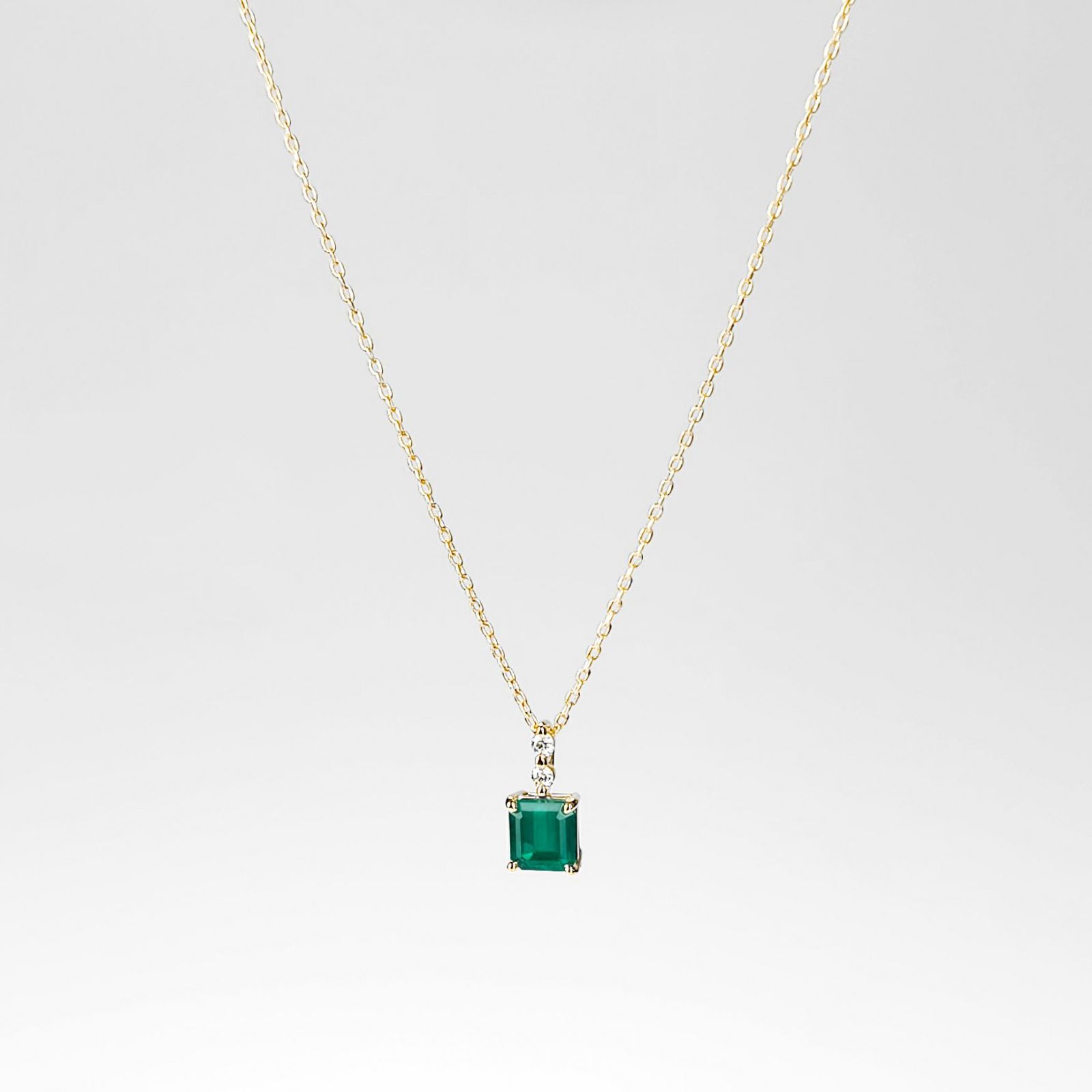 コロンビア産エメラルド0.66ctK18ゴールドネックレスダイヤ0.04ct付 (中央宝石研究所宝石鑑別書付)