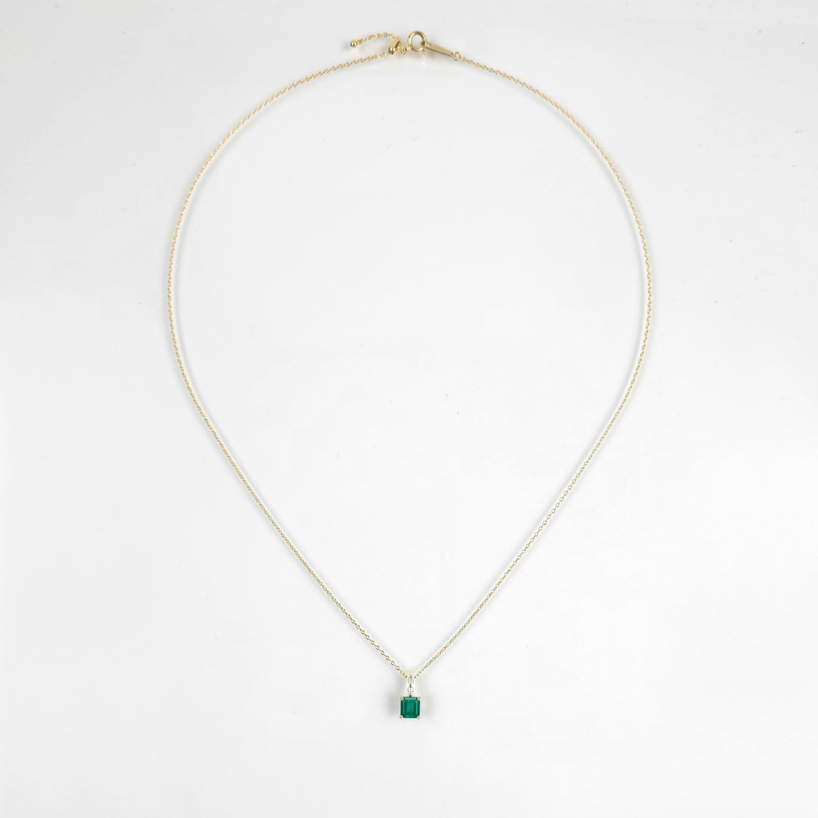 コロンビア産エメラルド0.66ctK18ゴールドネックレスダイヤ0.04ct付 (中央宝石研究所宝石鑑別書付)